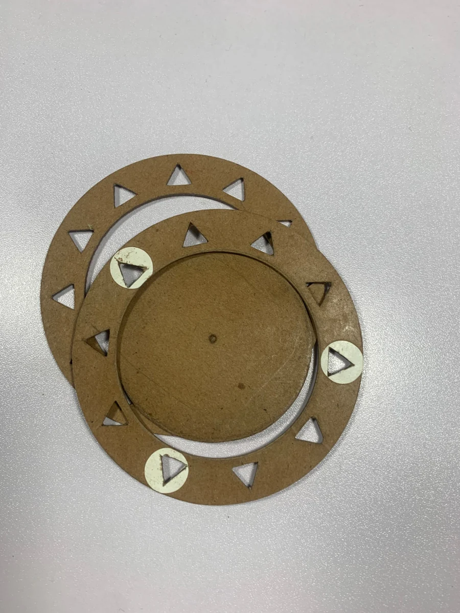 Prototipo in cartone con due anelli circolari e aperture triangolari