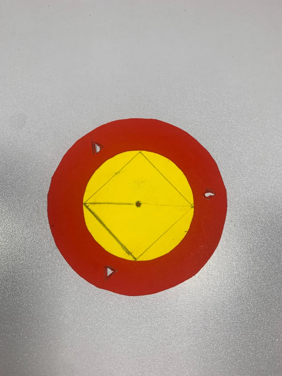 Prototipo con anello rosso e disco giallo con triangolo inscritto